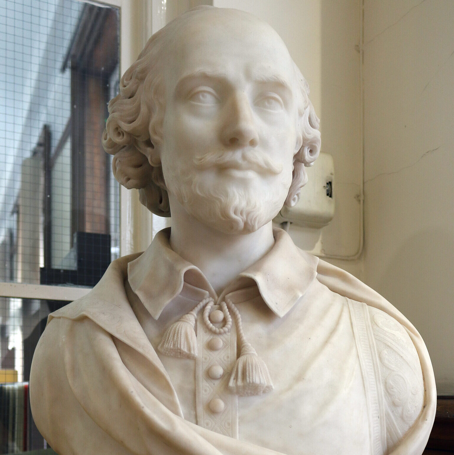 Bust_of_Shakespeare,_Birkenhead_Central_Library