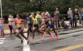 1600px-Boston_Marathon_2019_Women's_pack.agr