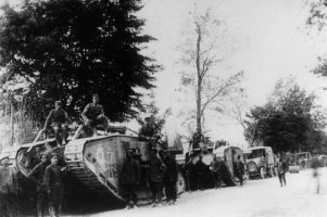 ADN-ZB-Archiv
I. Weltkrieg 1914 - 1918, westeuropäischer Kriegsschauplatz, 15.-17. Juli 1918
Die letzte deutsche Offensive an der Marne und beiderseits von Reims bricht nach schweren Verlusten zusammen.
Unser Bild: Deutsche Tanks zwischen Aisne und Marne.
5721-18